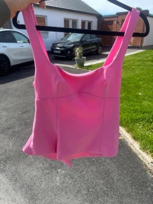 Rosa topp med rosett från zara - Snygg rosa linnetopp med breda axelband och en cool rosett baktill. Från Zara, endast använd en gång.