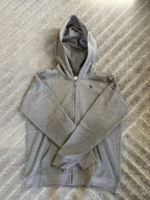 Herr grå abercrombie zip up - Strolek 15/16 år, 176cm ifrån Abercrombie kids. Skickas inom 48h kika in min profil för mer fina plagg. Skriv om ni har några frågor!