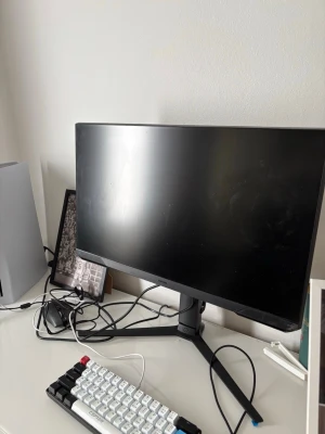 Gamingskärm Samsung  - Snygg svart datorskärm från Samsung, säljer då vi flyttar nu. Köpt för cirka 1200kr från Elgiganten. Kan gå ner i pris vid snabbt köp.