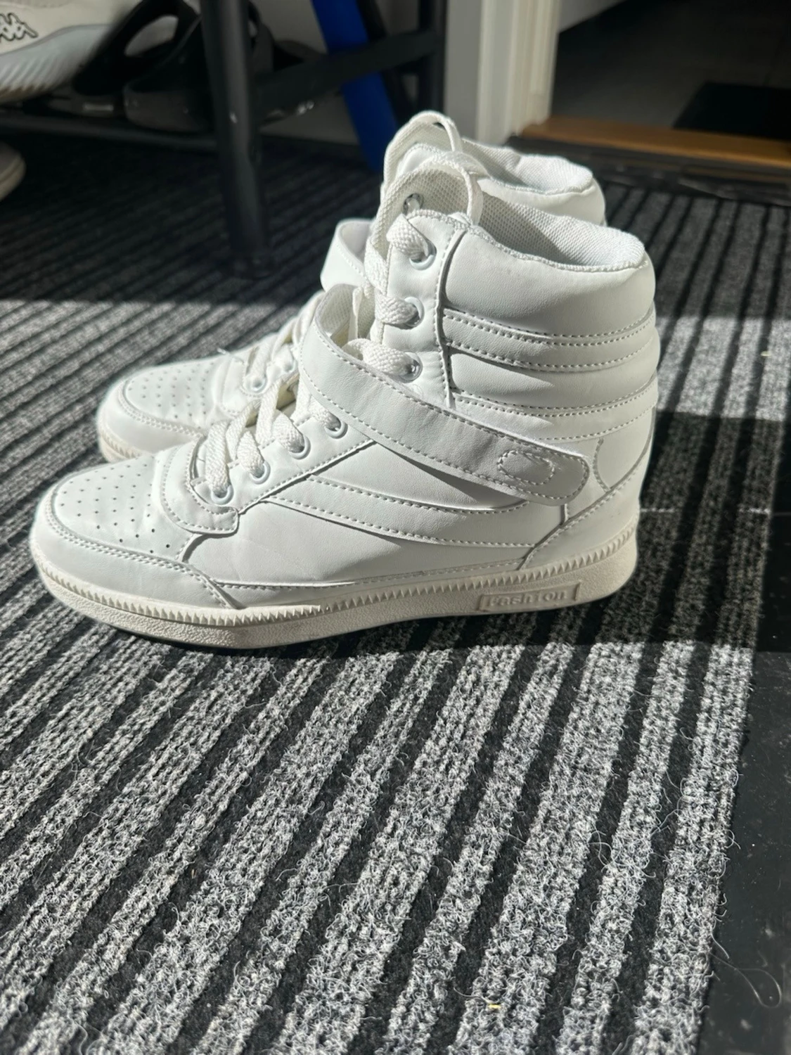 Vita höga sneakers med kardborreband
