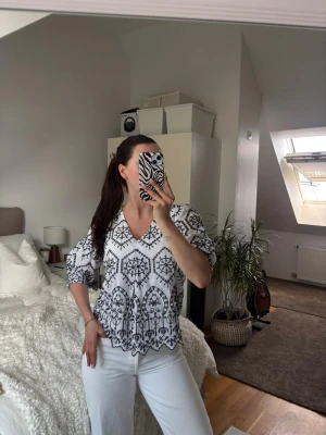  blus med mönster  - Supersöt blus från Nümph som dessvärre inte kommit till någon användning. Nypris 799kr. 
