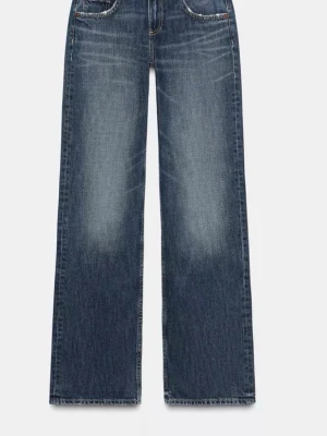 Zara jeans low waist wide leg - Säljer dessa Zara jeans i modellen ”TRF wide leg låg midja” i en mörkblå färg i storlek 36. De är i nyskick och har inga skador eller skavanker!