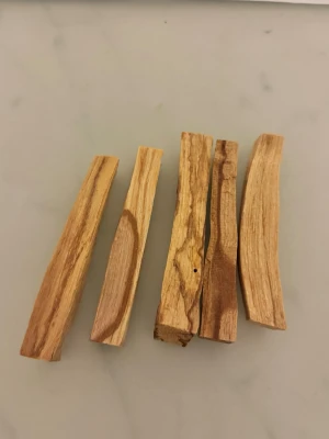Palo Santo träpinnar tjocka  - Fem stycken ljusbruna Palo Santo träpinnar med naturliga ådringar och varierande former. Perfekta för rökelse eller meditation.                                            https://youtube.com/shorts/eO6FvcjvXbk?is=FKTe6EEuRbcWSPFJ