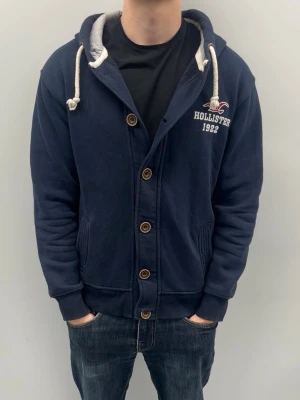 Hollister kofta - Fint skick inga defekter, storlek L | modellen är 185 cm lång och väger ca 76 kg.