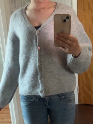 Stickad kofta  - Jättefin grå stickad kofta ifrån Gina tricot. Tröjan säljs inte längre och är aldrig andvänd. Skriv vid frågor och pris går att diskuteras! 💗