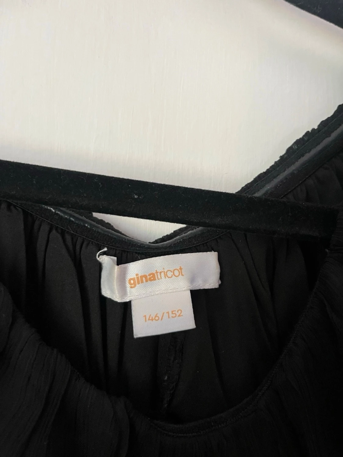 Svart volangblus från Gina Tricot - 1