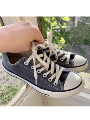 Converse sneakers - Klassiska blåa Converse All Star sneakers med vit tå och vita snören. Skorna är låga och perfekta för en avslappnad och stilren look. Några tecken på användning.
