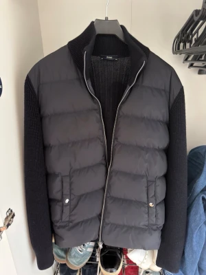 Herno cardigan  - Säljer nu denna sjukt feta herno cardigan! Size 48 motsvarar S-M. Modellen är 180. Passar 180-187cm! Skick 9/10 inga defekter! Nypris 7200kr kvitto finns! Hör av dig vid intresse 🤩