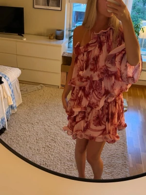 Sommarklänning - Jag säljer denna super snygga sommarklänning i storlek 32, Lojsan Wallins collection från NAKD! Perfekt nu till sommaren med sina fina färger💕Nyskick och har även prislappen kvar