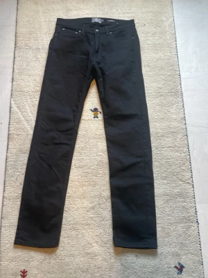 DRESSMAN Jeans - Svarta jeans från Dressman med klassisk femficksdesign och raka ben. Perfekta för en stilren och enkel vardag. Storlek : 34/32 regular fit.
