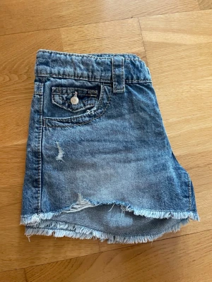 Jeans shorts  - Jättefina jeansshorts med knappar på fickorna där bak. Storlek 164 från Gina Tricot Young. Använda lite men är fortfarande i mycket bra skick!