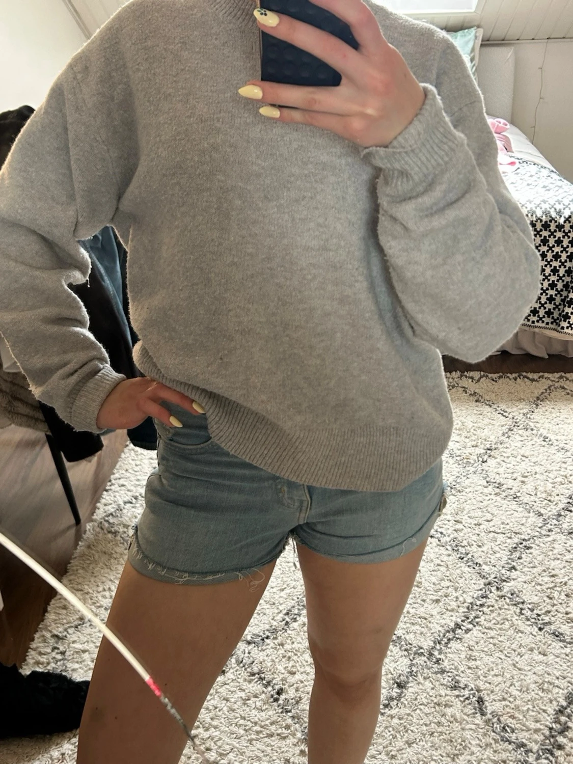 Ljusblå denimshorts med rå kant