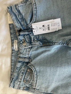 Helt nya ljusblå ultra low wide jeans från Gina  - Säljer ett par helt nya jeans från Gina, jätte fina men de är inte min storlek… Orginalpriset är 399kr men de lägsta jag hade kunnat sälja dem för är 350!