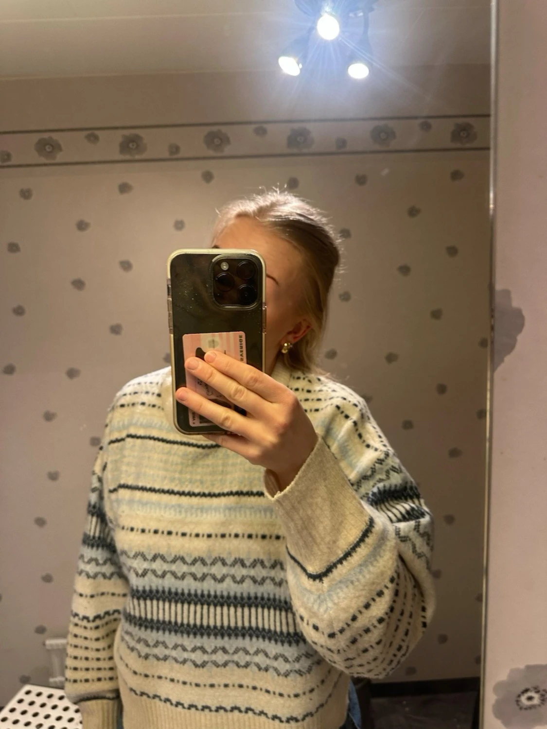 Vit och blå mönstrad stickad tröja - 1