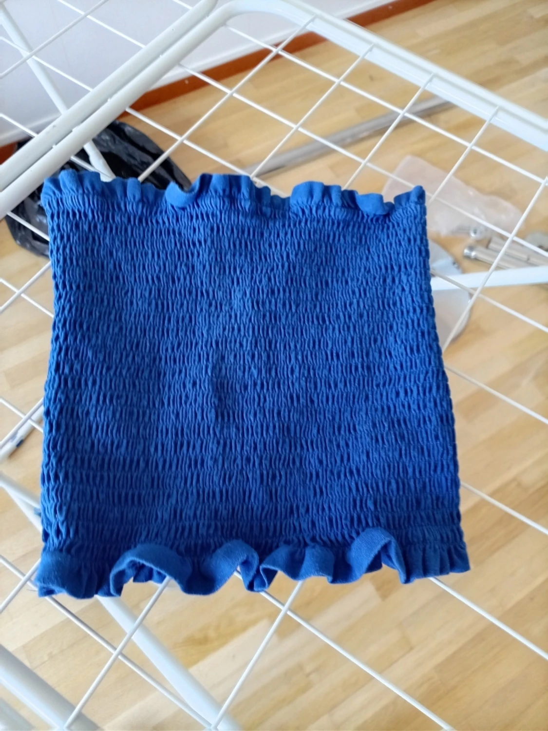 Blå bandeau tubtopp med volangkant