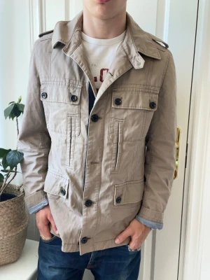 Hugo boss jacka  - Hugo boss jacka, Inga defekter förutom saknar en knapp som ni ser ! Modellen i bilderna är 180 cm 75 kg och bär Storlek L , Kom med frågor! 🌟 (Kan gå ned i pris vid köp av paket 😉) 