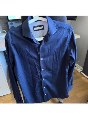 Skjorta från Jack & Jones - Snygg marinblå skjorta från Jack & Jones i storlek M i fint skick.