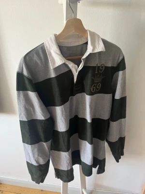 GAP Rugby tröja  - Sjukt snygg rugby tröja/rugby longsleeve från GAP i storlek L. tröjan har gråa och gröna ränder med mycket fin design och GAP märke på bröstet. Mycket bra skick. Skriv vid eventuella funderingar😁  Fraktar inom 1-2 dagar