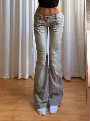 Lågmidjade manchester jeans - midja: 38 innerbenslängd: 83 jag är ca 165cm! 