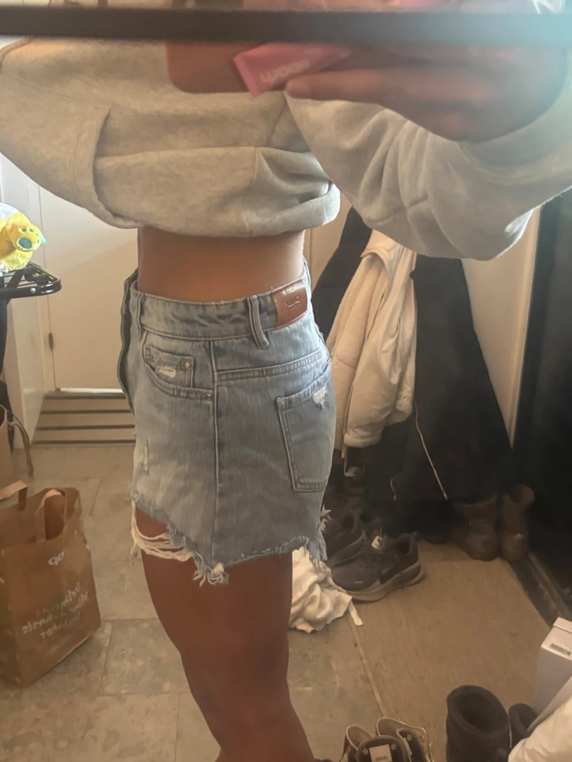 Ljusblå denimshorts med slitningar - 1