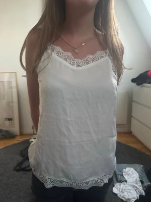 Vit linnetopp med spetsdetaljer - Linne med spetsdetaljer 