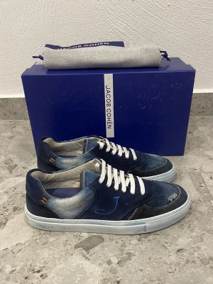 Jacob Cohën Sneakers - Helt Nya Jacob Cohen Skor || Storlek 40,5 || Nypris ca 7000kr || Mitt pris 3299kr || Box och Dustbag medföljer vid köp || Tveka inte på att höra av dig vid frågor eller funderingar 