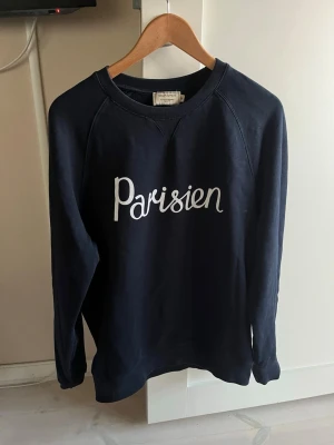 Blå Maison Kitsuné Parisien sweatshirt - Mörkblå sweatshirt från Maison Kitsuné i fint skick