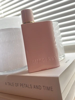 Burberry her elixir parfym - 50 ml från början nu kanske 40 ml kvar. Orginalpriset ligger på runt 1000 lappen. Färgen är har lossnat lite på olika ställen men inget som påverkar parfymen ju😊