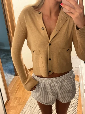 Stickad cardigan - Snygg stickad beige/gul cardigan från Zara. Storlek S. Aldrig använd. Nyskick.