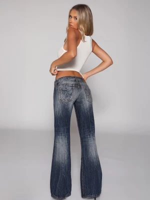 Blå bootcut low waist jeans - Blå bootcut jeans med  slitningar och tvättade detaljer. Säljer då de var lite för lågmidjade för min smak. Aldrig använda + lapp kvar. Köpta för ca 1200 + 350kr i tull från USA - Los angeles 