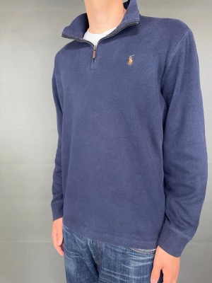 Ralph Lauren half-zip - Ralph Lauren half-zip Märke: Polo Ralph Lauren Storlek: L Passform: Färg: Mörkblå Skick: Bra Beskrivning: utan defekter, lite urtvättad. Modellen på bilden: 183 cm / 75 kg