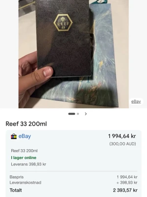 Reef 33 parfym 200ml - Lyxig parfym från Reef i en elegant svart förpackning med guldiga detaljer och blommönster. Flaskan rymmer 200 ml och har en exklusiv känsla, perfekt för dig som vill sticka ut med en unik doft.