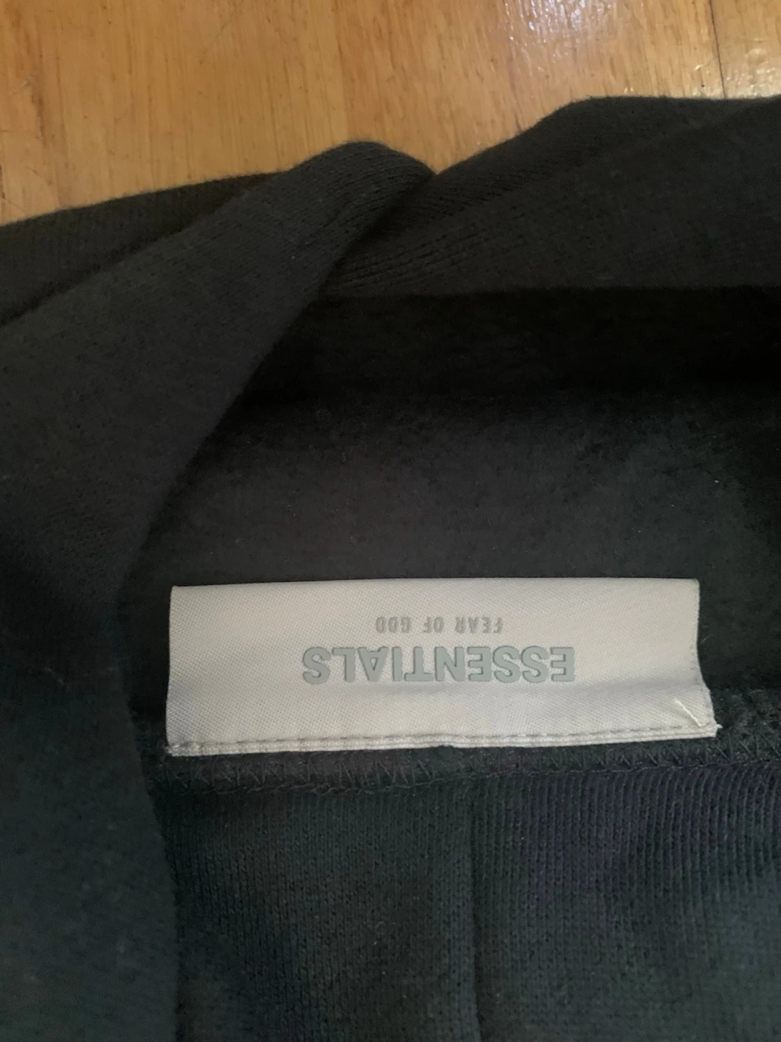 Svart hoodie från Fear of God Essentials - 4