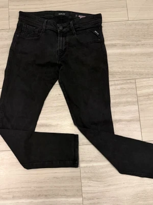 Svarta skinny jeans från Replay w32 L32 - Snygga svarta anbass jeans från Replay. Jeansen har smal passform och är tillverkade i stretchigt denimtyg för extra komfort. Perfekta för en trendig och avslappnad stil. Skriv gärna vid några funderingar och pris kan såklart diskuteras.