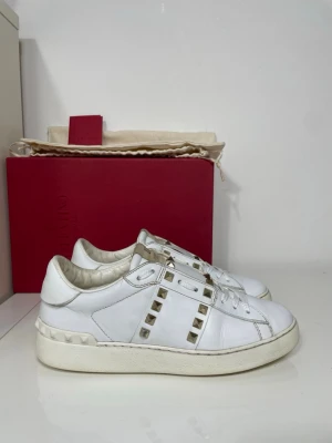 Valentino Rockstud Skor  - Säljer nu dessa Valentino Rockstud Skor med ett nypris på 7 700 kr!, skriv för fler bilder/frågor🙌🏼 