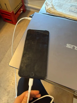 Svart iPhone 7 Plus med dubbla kameror - Säljer en svart iPhone 7 Plus med stor skärm och dubbla kameror på baksidan. Telefonen är i väldigt bra skick utan sprickor eller repor. 128 GB och Batterikapacitet 78%.