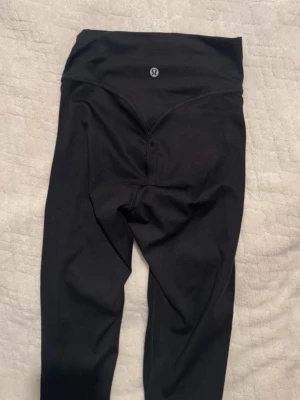 Svarta leggings från Lululemon - Svarta träningstights från lululemon! I storlek xxs! Inga defekter!