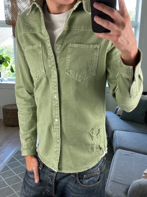 Overshirt olivgrön  - Super snygg overshirt/jeansjacka perfekt nu under sommarkvällarna! Mått: A:42 B:44 C:44 D:64(cm) Skriv vid fundering 😇🙌