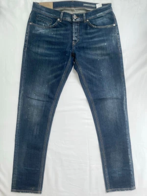 Dondup george - Dondup George jeans i fint skick. Storleken är w35 men sitter som en W32-W33. Inga defekter på. Den har en snygg wash, slitningar och paint splatter 