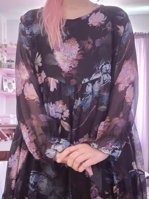 Klänning med blommor - Sommarklänning med blommor, nypris ca 600kr  oanvänd. Obs observera att lapparna är borttagna och det finns två små hål från den ena lappen i nacken. (Se bild) 