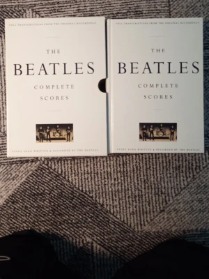 The Beatles Complete Scores bok - Detta är "The Beatles: Complete Scores" från Hal Leonard, en inbunden bok med över 1100 sidor som innehåller transkriberingar av alla deras låtar.Noterna inkluderar arrangemang för alla instrument, inklusive sång, gitarr, bas, trummor och klaviatur, skrivna i originaltonart.Boken levereras i en matchande skyddskassett ("slipcase") för förvaring.