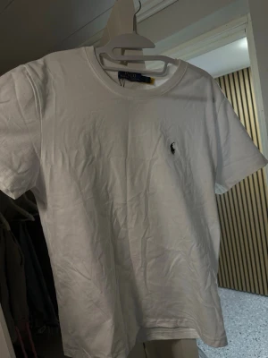 Polo ralph laurent t shirt  - En vit aldrig använd t-shirt från Ralph laurent. Den är i storlek M men jag tror den passar S också. Prislapp och påse finns med. Pris kan diskuteras 