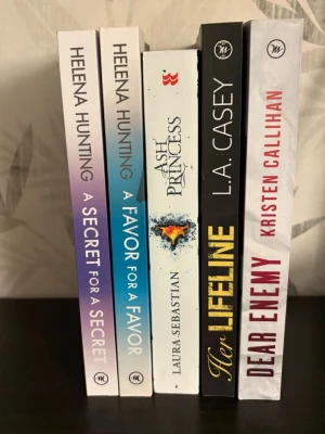 Böcker - Säljer ett paket med fem skönlitterära pocketböcker: 'A Secret for a Secret' och 'A Favor for a Favor' av Helena Hunting, 'Ash Princess' av Laura Sebastian, 'Her Lifeline' av L.A. Casey och 'Dear Enemy' av Kristen Callihan. Omslagen har färger som vitt, blått, svart och gult.