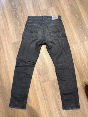 Replay jeans - Säljer dessa skräddar sydda Replay jeans! | Skick: 9/10 (använd fåtal gånger) | Nypris: 1200 | Skriv vid frågor och intresse!🤝