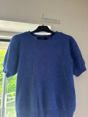 Stickad tröja Vero Moda - Kort puff ärmad stickad tröja i storlek M