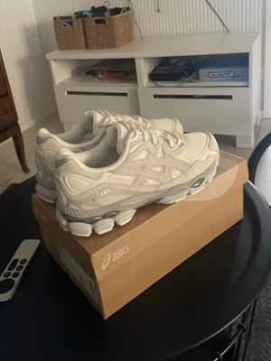 Asics gel-nyc - Helt nya från Asics hemsida. De har lappen kvar och man får med alla tillbehör. Skriv vid minsta fundering