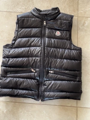 Moncler gui - Väldigt snygg moncler gui väst. Storlek 2. Passar s/m. Bara hör av dig vid frågor