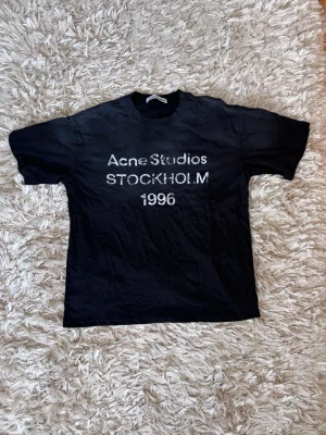Acne studio T-shirt  - Säljer denna schyssta acne studios T-shirten i storlek S perfekt nu när sommaren rullar in. Har använts men är fortfarande i väldigt bra skick och finns inga defekter eller likande så är väldigt fräsch. Vid fler frågor är det bara komma dm. 😊
