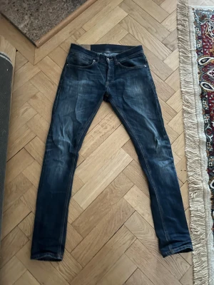 Dondup George - Sparsamt använda DonDup George jeans, vill sälja snabbt.