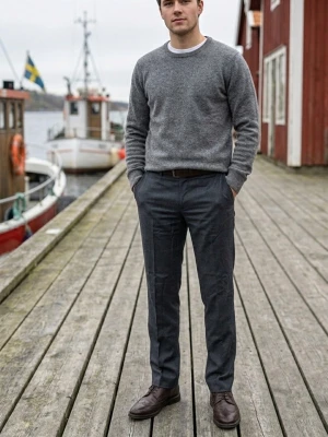Mörkgrå kostymbyxor herr - Snygga mörkgrå kostymbyxor med klassisk rak passform och pressveck. Byxorna har bälteshällor och diskreta sidofickor. Perfekta till skjorta eller stickad tröja för en clean och stilren look.